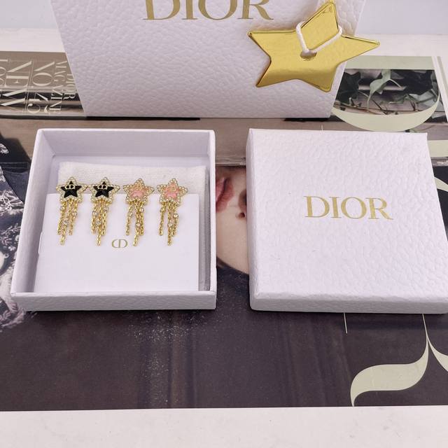 我们出品 迪奥D 围钻星流苏耳钉粉 蓝 Z 5400！量大咨询客Fu迪丽热巴同款绝美耳钉！强烈推荐26年早春Cruise最新款！粉色和夜空蓝色两个颜色！，精致又