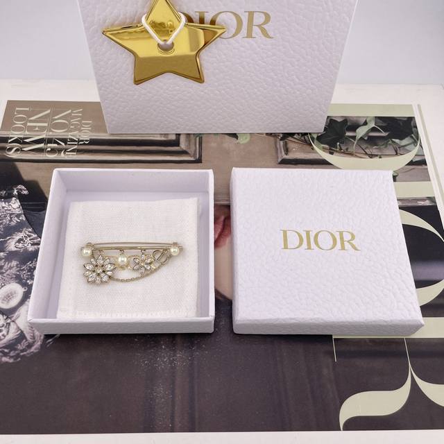 我们出品 迪奥D 满钻雏菊多配件胸针 Z 5800，量大咨询客Fu26年早春最新款绝美系列！强烈推荐！超美！怎么搭配都好看一致致Zp黄铜材质＋施华洛马眼钻，花朵