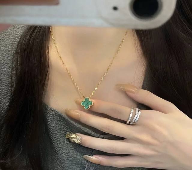 Cnc扣头 V金材质 9780210Vca天然孔雀石四叶草项链四叶草 此系列设计灵动，线条流畅，易于佩戴。展现无限搭配的可能，为每一位女性的生活带来丰富多样的风