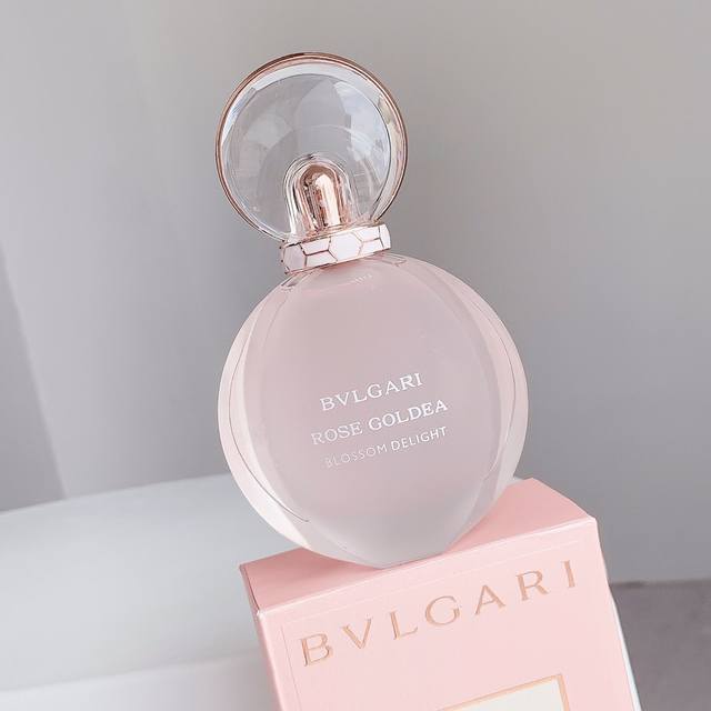 专柜品质 宝格丽的粉色磨砂瓶，爱了爱了 Bvlgari宝格丽欢沁玫香淡香水 来自意大利珠宝世家宝格丽，把珠宝和香水完美结合在一起 经常听到，“你可以没有宝格丽的