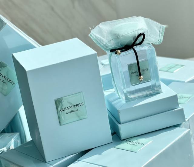 专柜品质 阿玛尼22年全新限量版私密米兰香水 私密米兰围绕着薰衣草这一核心，花香赋予香水以力量和独特的柔和色彩，都包裹于柏树树脂香中，从地中海的独特标志---鸢