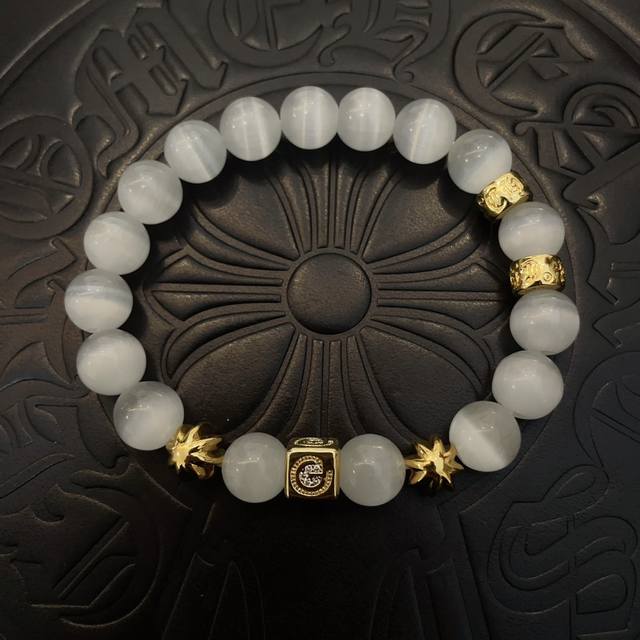 新款 专柜品质 Chrome Hearts克罗心 经典复古多元素白猫眼石手链手串，凹凸造型不同的花纹设计风格 呈现出与众不同 十字架 童军花是克罗心的志 所以更