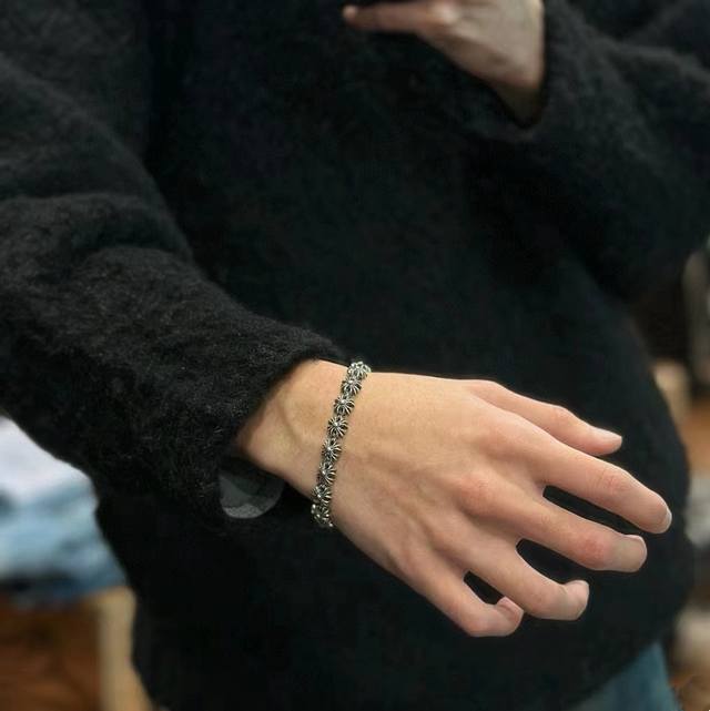 新款 专柜品质 Chrome Hearts克罗心 经典复古做旧十字花手链 凹凸造型不同的花纹设计风格 呈现出与众不同 十字架 童军花是克罗心的志 所以更经久不衰