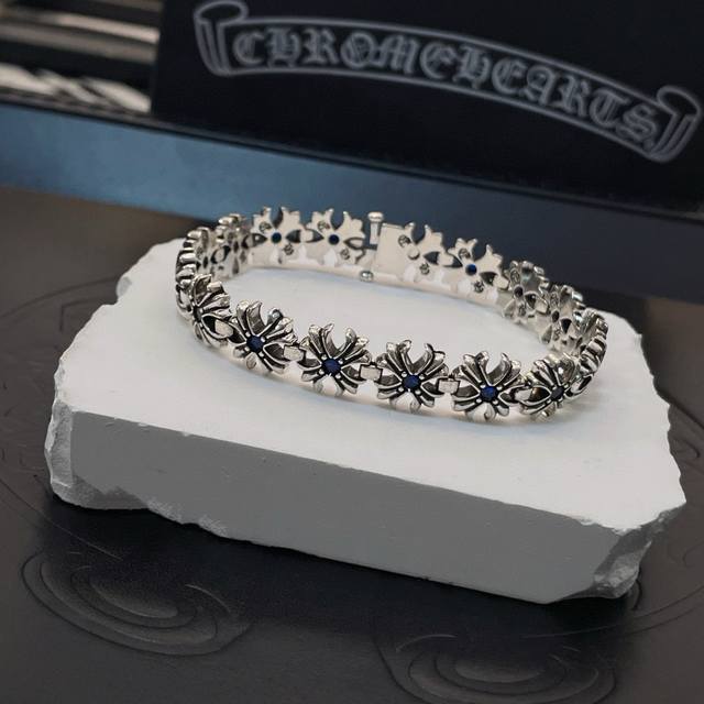 新款 专柜品质 Chrome Hearts克罗心 经典复古蓝钻十字花手链 凹凸造型不同的花纹设计风格 呈现出与众不同 十字架 童军花是克罗心的志 所以更经久不衰