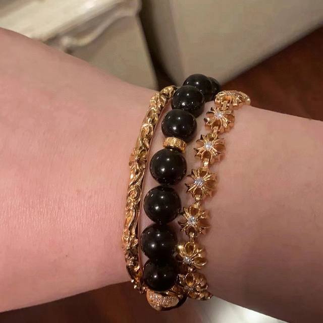 新款 专柜品质 Chrome Hearts克罗心 经典复古黄金色白钻十字花手链 凹凸造型不同的花纹设计风格 呈现出与众不同 十字架 童军花是克罗心的志 所以更经