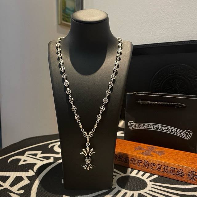 抖音 快手 Ins 小红书 直播热门 ，新款 专柜品质 Chrome Hearts克罗心经典复古十字花球项链 ，凤尾吊坠 凹凸造型不同的花纹设计风格 呈现出与众