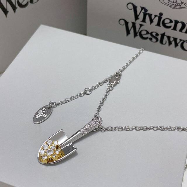 西太后项链 太精致了喜欢这种小而精致的款，这个东西我说来说去就这些话。但西太后这个牌子没尝试过的可以试试；很可以。主要太日常，