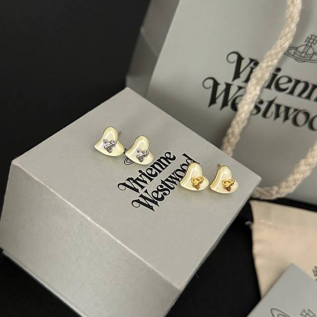 西太后爱心珍珠耳钉 太精致了喜欢这种小而精致的款，这个东西我说来说去就这些话。但西太后这个牌子没尝试过的可以试试；很可以。主要太日常，