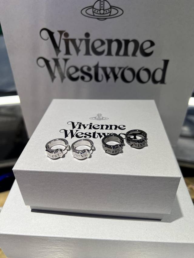 西太后耳钉 太精致了喜欢这种小而精致的款，这个东西我说来说去就这些话。但西太后这个牌子没尝试过的可以试试；很可以。主要太日常，