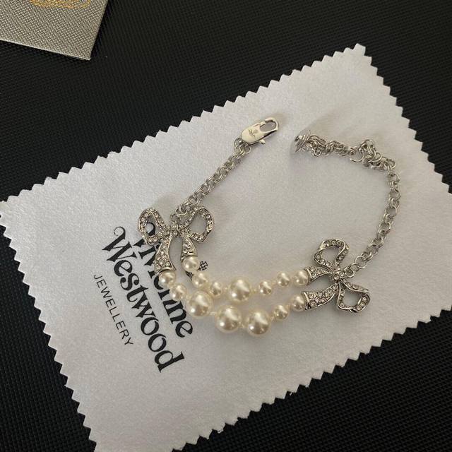 西太后镶钻珍珠手链 太精致了喜欢这种小而精致的款，这个东西我说来说去就这些话。但西太后这个牌子没尝试过的可以试试；很可以。主要太日常，