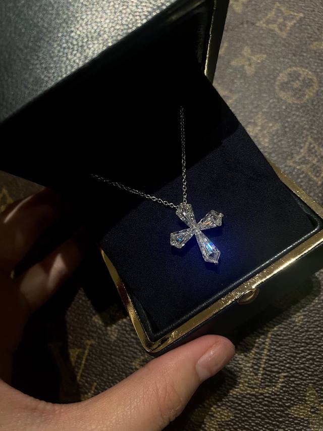 十字架钻石项链Criss Cross 无边镶十字架钻石项链 来自钻石之王格拉芙Gr Ff的设计，采用了无边镶嵌工艺，没有镶嵌爪，完美展现了十字架的轮廓，通透分明