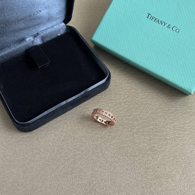 蒂芙尼 Tiffany 戒指 摩登无畏的Tiffany 经典优雅的卓尔不凡的大胆混搭，在风格变换中发现真实自我。走秀款最新品 码数：678码