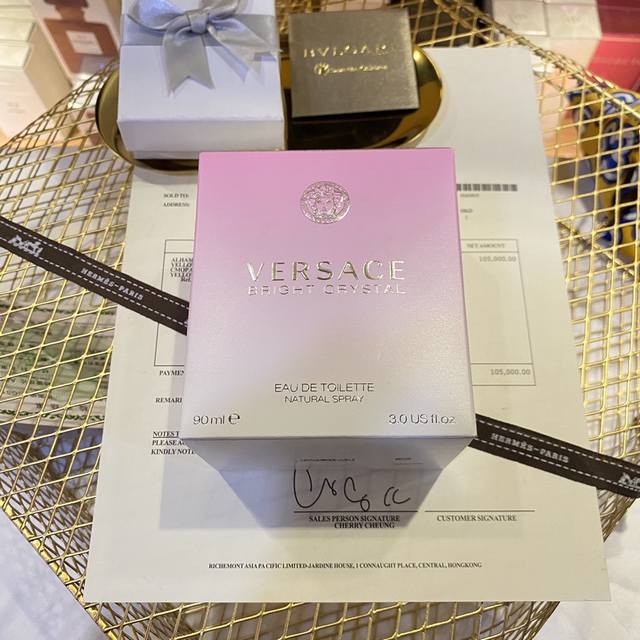 原单品质 Versace范思哲晶钻 粉钻 香恋水晶女士香水90Ml 香调 ：清新花果香调 前味 ：石榴, 柚子 中味 ：木兰, 莲花, 牡丹 后味 ：琥珀, M