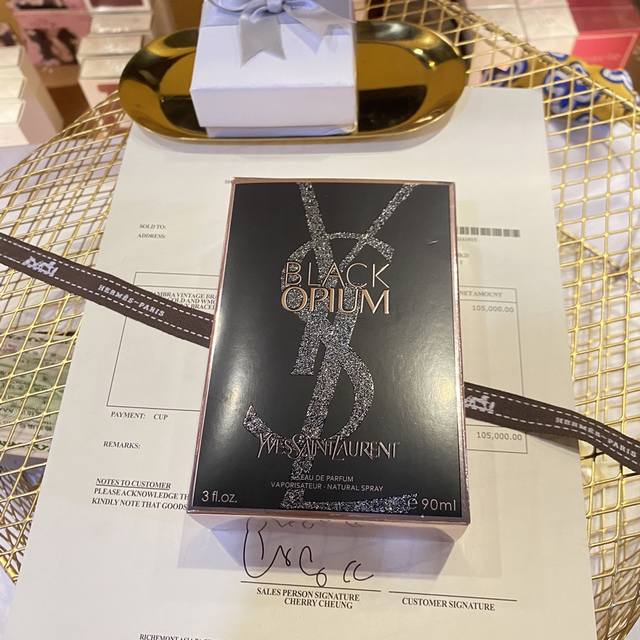 原单品质 Ysl圣罗兰黑鸦片香水90Ml！ 传说中可以让男人欲生欲死，闻了就会上瘾中毒的味道 。甜若爱情苦若生命黑若死亡如果你习惯在阴冷的冬日午后喝一杯香浓的香