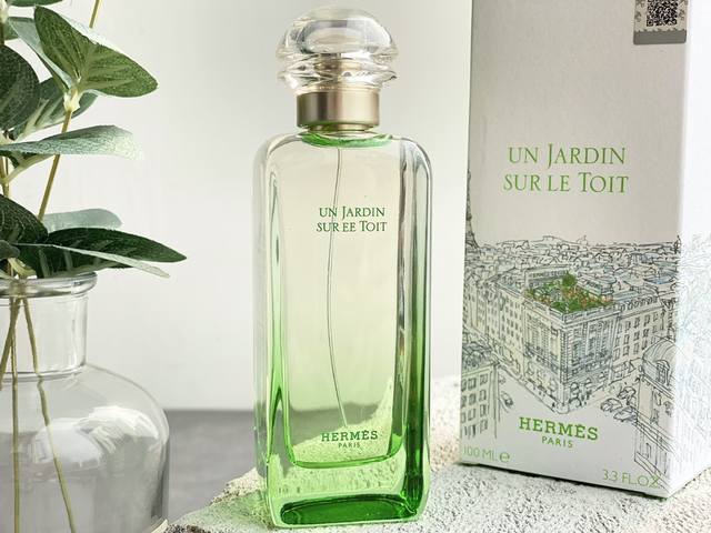 原单品质 100Ml.屋顶花园这款香水的主香调是花果植木调，它的前调是苹果、洋梨、青草、胡椒的香味，中调是木兰、玫瑰的花香，尾调则是橡苔、罗勒，整支屋顶花园是贯