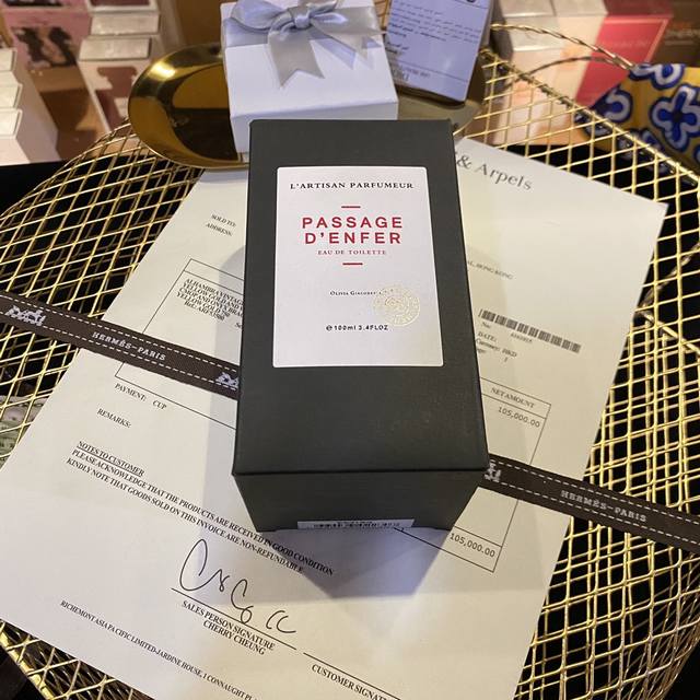 原单品质 阿蒂仙冥府之路香水100Ml 有品位的你一定要买一瓶，这名字一听就很霸气啊，不撞香，又是一款收藏级别的香水！它有一段很热门的香评 “生前与你不相往来各