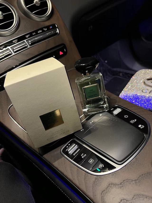 原单品质 全新Armani privé 私藏高定香氛系列，最吸引我的两款香氛： Thé Yulong玉龙茶香 以及 Jasmin Kusamono和风茉莉 玉龙