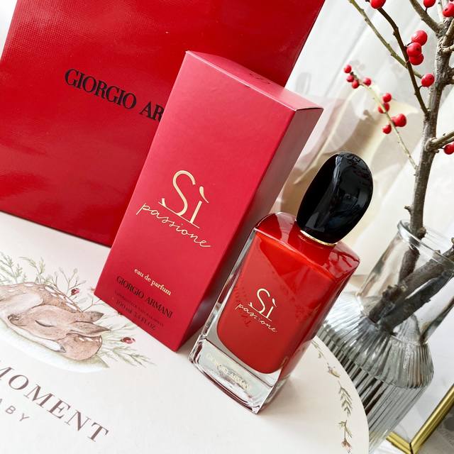 原单品质 率真勇敢的阿玛尼红色挚爱香水，红色是最爱的颜色，热烈、激情、勇敢，让人充满活力。今年最热的阿玛尼Si passione，就是一瓶闻起来高级、带有自我气