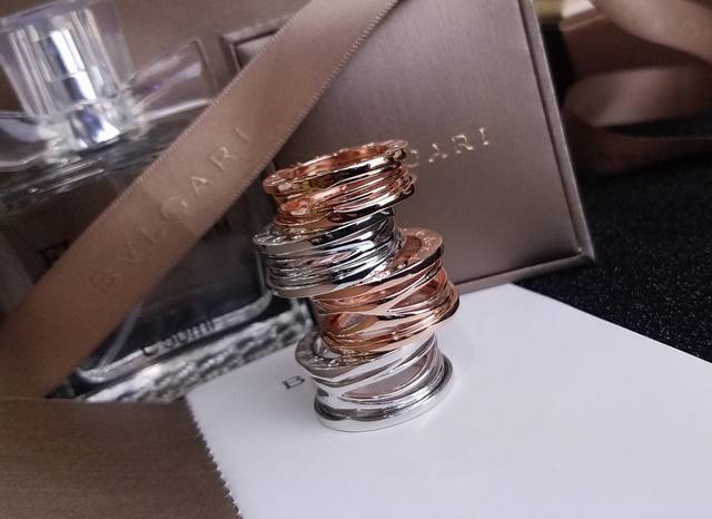 经典宝格丽Bvlgari镂空戒指 宽版 窄版玫瑰金 白金色优雅个性 超火爆 欲罢不能 ！！只能说先下手先得亮瞎你的眼 时尚款怎么戴怎么美整圈散发着炫目的光彩，全