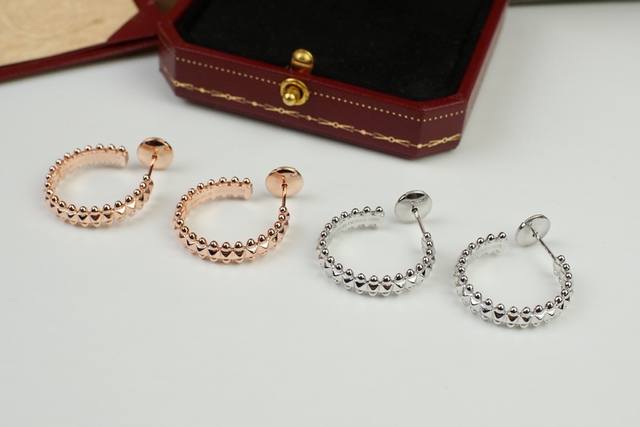 耳钉p 飞碟耳堵p40卡地亚的Clash De Cartier系列铆钉耳钉铆钉和圆珠结合玩转几何元素精湛工艺呈现圆润的美感 双重魅力恰在其中悄悄与明星爱豆戴同款