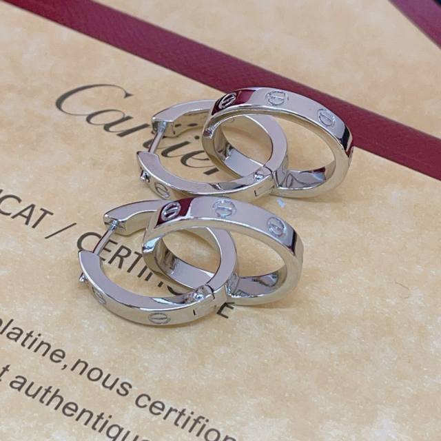 Cartie*最新款卡地亚银色圆形双环扣耳环 一致Zp黄铜材质，非常的上镜设计很特别值得入手高级手工坊系列