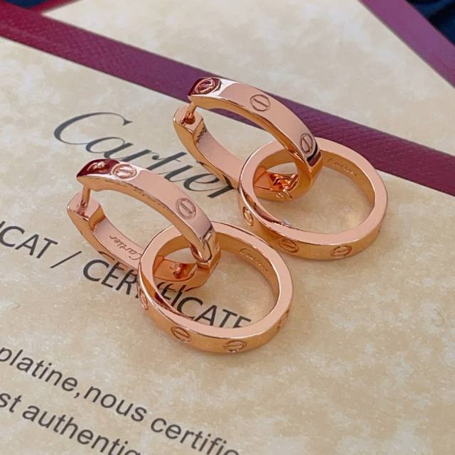 Cartie*最新款卡地亚玫瑰圆形双环扣耳环 一致Zp黄铜材质，非常的上镜设计很特别值得入手高级手工坊系列