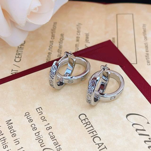 Cartie*最新款卡地亚银色镶钻圆形双环扣耳环 一致Zp黄铜材质，非常的上镜设计很特别值得入手高级手工坊系列