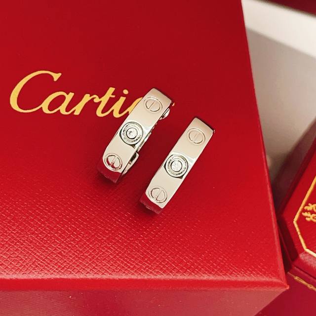 Cartie*最新款卡地亚银色镶钻光面耳钉 一致Zp黄铜材质，非常的上镜设计很特别值得入手高级手工坊系列