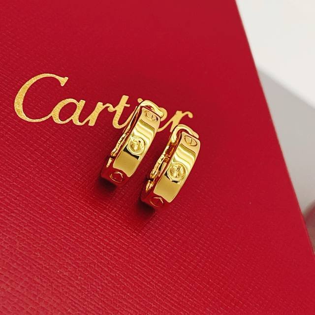 Cartie*最新款卡地亚金色光面耳钉 一致Zp黄铜材质，非常的上镜设计很特别值得入手高级手工坊系列