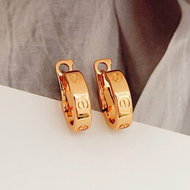 Cartie*最新款卡地亚玫瑰金光面耳钉 一致Zp黄铜材质，非常的上镜设计很特别值得入手高级手工坊系列