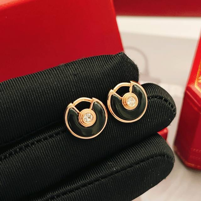 Cartie*最新款卡地亚玫瑰金镶钻黑贝母耳钉 一致Zp黄铜材质，非常的上镜设计很特别值得入手高级手工坊系列