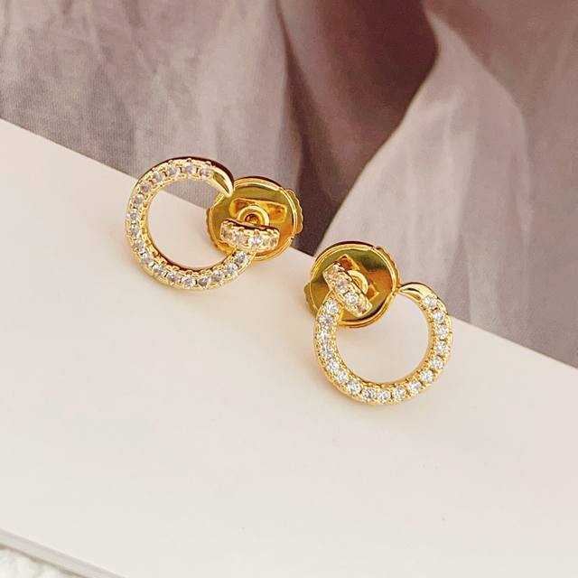 Cartie*最新款卡地亚金色镶钻钉子耳钉 一致Zp黄铜材质，非常的上镜设计很特别值得入手高级手工坊系列