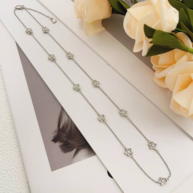 格拉芙Graff最新款银色镶钻梅花项链 一致Zp黄铜材质，非常的上镜设计很特别值得入手高级手工坊系列