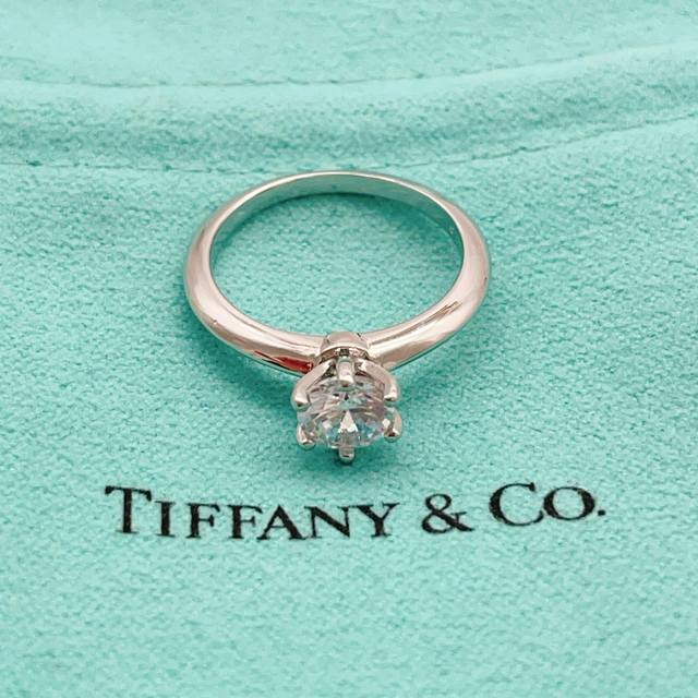 Tiffany*帝芙尼最新款银色光面镶钻戒指 一致Zp黄铜材质，非常的上镜设计很特别值得入手高级手工坊系列