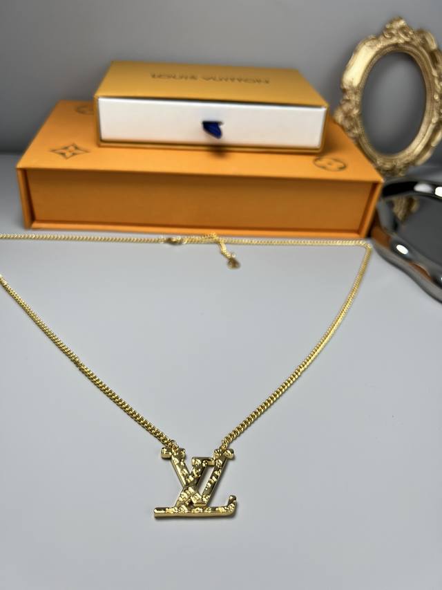 一对标志性的Lv字母结合Ldvlle Blossom花卉，使传奇般的Monogram帆布面料展现出全然不同的美感。柔美俏皮、特色鲜明。