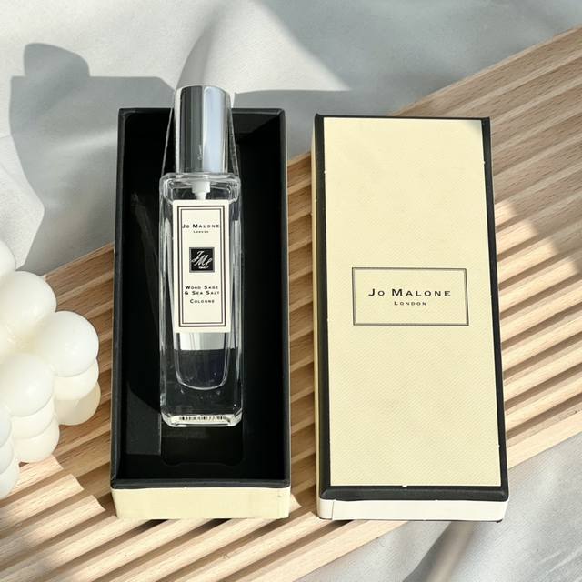 原单品质 1鼠尾草与海盐 Wood Sage & Sea Salt : 香调：馥奇香调 气味：黄葵盐鼠尾草 海藻 葡萄柚 大闻香见景：伴着海风的情窦初开，有海的