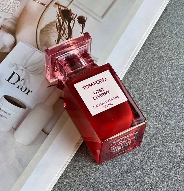 原单品质 Tom Ford落樱甜情～ Ford 家的落樱甜情'这只被无数直男夸过的高级樱桃香，据说是闻上去就想吃掉的香味！！简直是约会必杀技 英文名“Lost