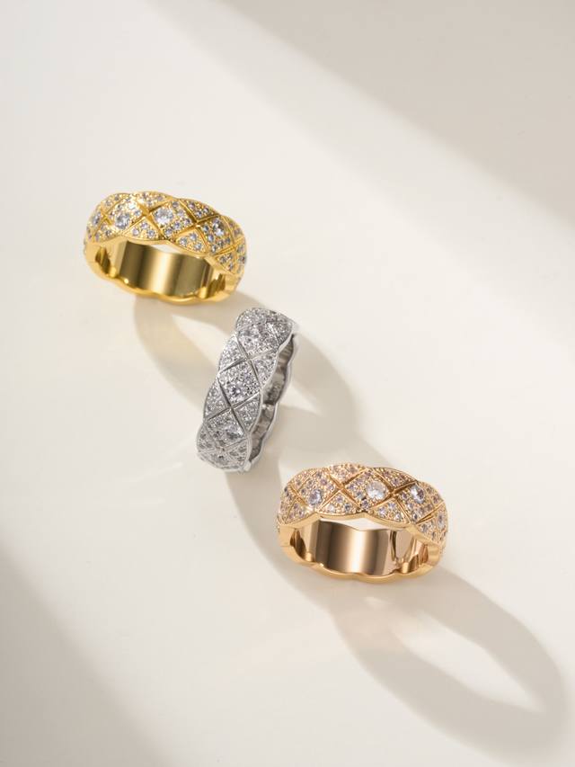 Cnc手工镶钻，尺寸5678号 美好的珠宝也能给我带来越看越经典的永恒心动 每次戴上高级珠宝香奈儿Coco Crush系列戒指，就能给我一种塑新自我的感觉。 经