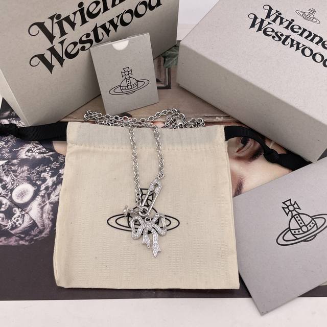 我们出品 西太后Viviennewestwood 宝宝，什么是快乐星球，来，这就是快乐星球！绝美别针蝴蝶结项链，！重磅推荐，一定要整套入，闭眼入准没错！纯粹王冠