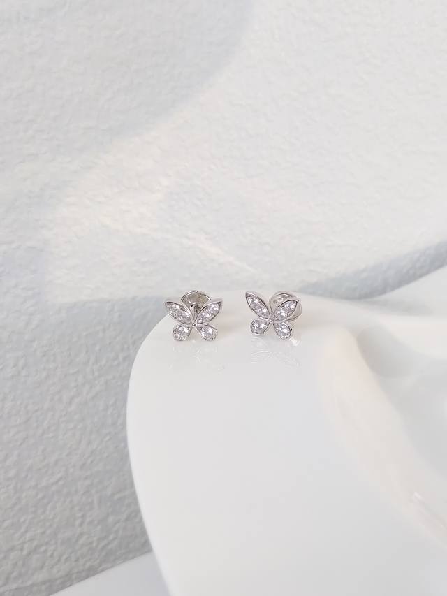 Graff 格拉芙蝴蝶幻影系列｜Mini蝴蝶耳钉 象征幸运、幸福悄悄的来临 引领我们走到挚爱的身边 勾勒真挚的爱 优雅的蝴蝶轮廓，闪烁的密镶美钻勾勒出线条。 蝴