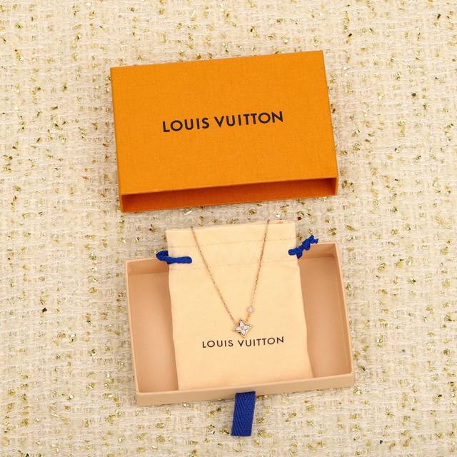 我们出品 Lv粉色蓝宝石钻石项链，七夕限量版，现货量大咨询客Fu 路易威登推出七夕限量版 Color Blossom Bb Star 项链，以庆贺七夕佳节的到来