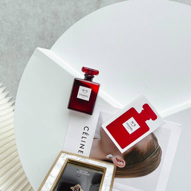 原单品质 香奈儿18限定红色N5香水 淡香，红色之水颜值即正义香水瓶控不得不收的限量香水红色香奈儿5号香水，限量红色香水瓶，美到没朋友。拿到手沉甸甸的很有质感，