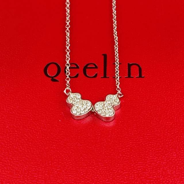 Qeelin 麒麟最新款银色镶钻双葫芦项链 一致Zp黄铜材质，非常的上镜设计很特别值得入手高级手工坊系列