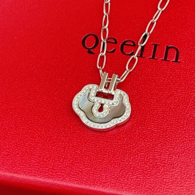 Qeelin 麒麟最新款灰色贝母镶钻平安锁银色项链 一致Zp黄铜材质，非常的上镜设计很特别值得入手高级手工坊系列