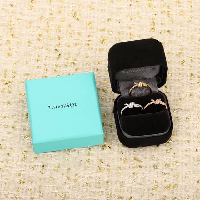 我们出品 蒂芙尼Knot满钻戒指，可订做真金真钻，pk市面各种金货量大咨询客Fu Knot戒指 很精致，也不会过细。工艺非常有讲究，弧度线条都是根据人体工程设计