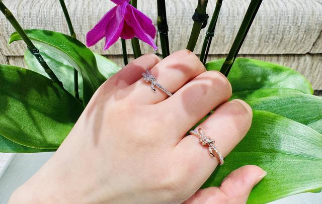 我们出品 爱马仕Knot满钻戒指，可订做真金真钻，pk市面各种金货量大咨询客Fu Knot戒指 很精致，也不会过细。工艺非常有讲究，弧度线条都是根据人体工程设计