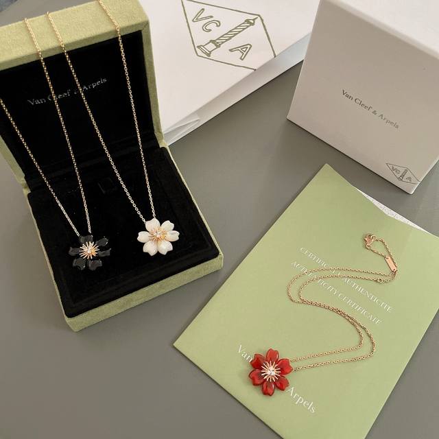 我们出品 梵克雅宝Vca玫瑰项链 Z6W+，Z为真金真钻珠宝类，可定制真金真钻！ 纯银精工版 ，白贝 黑玛瑙 红玉髓，贝母精工打磨圆润通透厚实，中间花蕊手工镶嵌