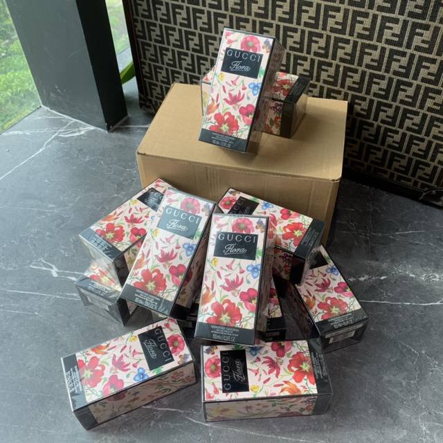 原单品质 6小古最受欢迎的栀子花 它属于小古精致花园系列的香氛，有种春天少女恋爱的感觉。 前调：红梅 梨香 中调：栀子花 赤素馨花 后调：蜜糖香甜 喷上身的那一