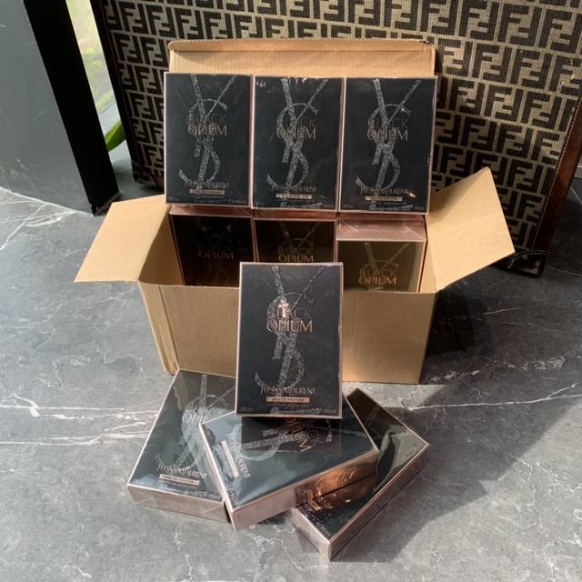 原单品质 黑鸦片 细节点 看图 且不说香味 单就这瓶身的颜值 就真的拿捏了！ 黑鸦片是那种带点甜味的香，但绝不是少女那种清新 清纯的感觉，而是一种性感小野猫的感