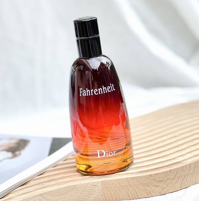 原单品质 Dior迪奥 Fahrenheit华氏温度 Dior Fahrenheit 华氏温度 1988年开始发售你是冬日的暖阳前调柠檬洋甘菊薰衣草相互糅杂降低